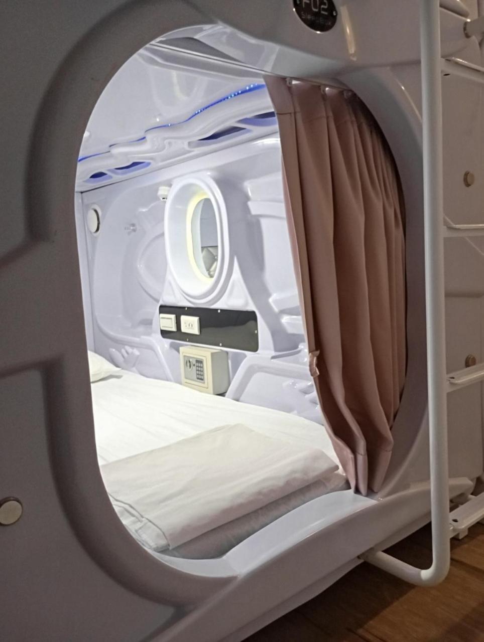 Sleepbox Hostel Тайбэй Экстерьер фото